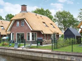 Beautiful villa with enclosed garden, in a holiday park in Friesland, hotell i Idskenhuizen