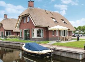 Atmospheric villa with sauna, in a holiday park on the water in Friesland, hytte i Idskenhuizen