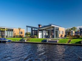 Beautiful chalet with a jetty, near Frisian lakes, Cottage in Akkrum