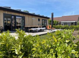 Beautiful chalet on the water in Friesland, chalet i Idskenhuizen