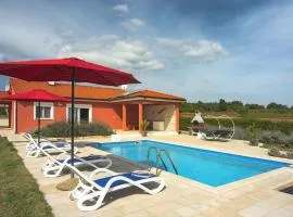 Detached villa with pool and large garden in quiet area, 1 km from the beach