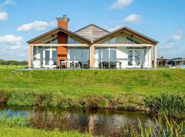 Beautiful group house with an unobstructed view, on a holiday park in Friesland, Ferienunterkunft in Akkrum