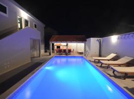 Charming Holiday Home in Cara with Swimming Pool, villa in Zavalatica