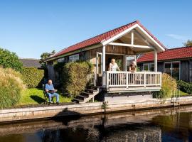 Beautiful chalet with sauna and right on the water, Hotel in Akkrum