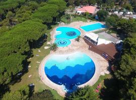 Beach Chalet Pool & Veranda, hotel in Baia Domizia