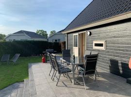 Holiday home in a holiday park directly on the recreational lake and the Veluwe, casa o chalet en Lathum