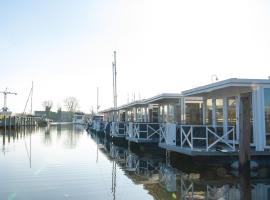 Lush houseboat with roof terrace in Lemmer, מלון בלמר