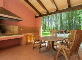 Rural Villa with swimming pool in the middle of a beautiful large lawn, hotell i Kloštar