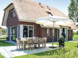 Beautiful villa with sauna, in a holiday park on the water in Friesland, hytte i Idskenhuizen
