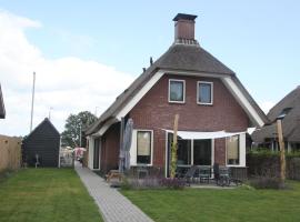 Atmospheric villa with large garden, in a holiday park in Friesland, hotell i Idskenhuizen