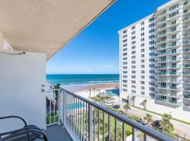 MCM Retro Beachfront Studio Great View, King Bed Remodeled, serviced apartment in Daytona Beach