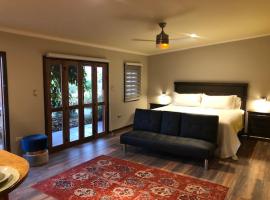 Strip Center Suites by Casona Lo Aguirre, hótel í El Monte