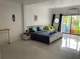 Skipper's Karon, guest house in Karon Beach