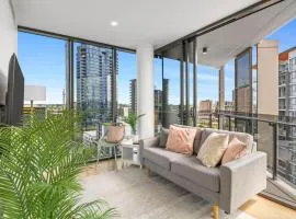 Great Views Pool High Level Boutique Apt with Carpark