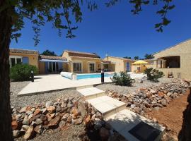 Authentique mas avec piscine en Provence, hotel dengan parking di Régusse