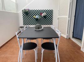 Apartamento casa típica canaria, hotel in Playa Honda