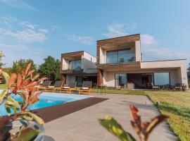 Iris Croatica K - superior apartment with shared pool, hotel din Oroslavje