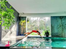 La Casa nel Parco luxury b&b, готель з басейнами у місті Сан-Лаццаро-ді-Савена