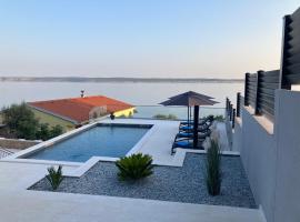 Apartment Lina - Pool and Sea View, feriebolig ved stranden i Starigrad-Paklenica