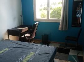 Chambre au milieu du Campus universitaire &agrave; Saint Martin d'H&egrave;res, privat indkvarteringssted i La Tronche