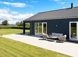 Stylish Lakeview Retreat-By Traum