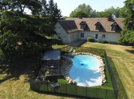 Le Domaine de Baracas 4 étoiles - Le Grand et le Petit Gîte - piscine-SPA-billard-baby-foot-cheminée - 18 personnes, vacation rental in Huisseau-sur-Mauves