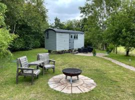 Greatwood Shepherds Hut, hotel in Battle