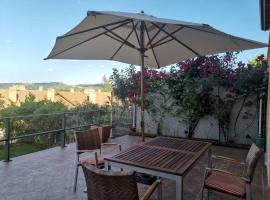 Estancia con jardín entre golf y monte - cerca Logroño, cheap hotel in Sojuela
