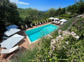 Spoleto Splashcasa Piscinaslps 4wifidishwasher - very pretty setting nr pool，Strettura的有停車位的飯店