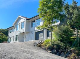 Leilighet med flott uteplass، فندق جولف في Ulefoss