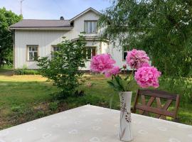 A simple room in an old farm, hotel v destinaci Kumlinge