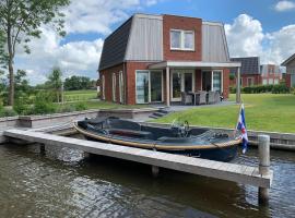 Spacious holiday home with private jetty right on the water, semesterhus i Akkrum