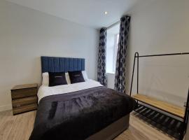 Apartment 4 Tynte Hotel. Mountain Ash. Just a short drive to Bike Park Wales, hotel with parking in Quakers Yard