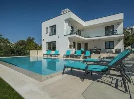 Beautiful, comfortable villa by the sea, 10 minutes drive from the center of Pula