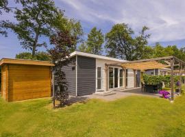 Sunlit Chalet by the Pond，洛赫姆的木屋