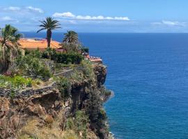 Inn & Art Madeira, hostal o pensión en Caniço