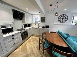3b Roman View, Beautifully appointed, apartment with 2 en-suite bedrooms in great Roundhay location, Netflix, off street parking & EV charging，Moortown的有停車位的飯店