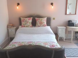 Beautiful self-contained annex/Cottage, hotel in Hoylake