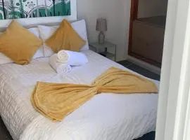 Wandsworth, South London Deluxe King Room 4