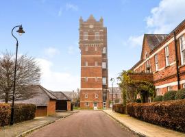 Amazing converted water tower!, hotel perto de Surrey National Golf Club, Coulsdon