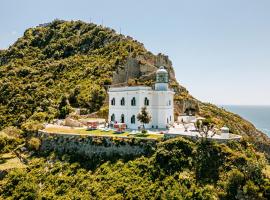 Faro Punta Imperatore, resort i Ischia