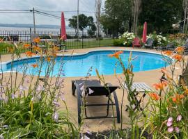 Chalets Plage St-Jean, hotel with pools in Saint-Jean
