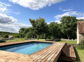 "Domaine le Pineau" Maison de charme avec piscine et jacuzzi privatif, hotel in Bléré