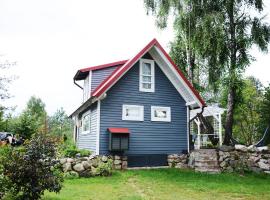 Detached holiday home with a large garden in Frydrychowo, hotel em Kłodno