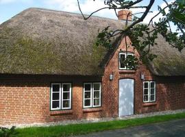 Holiday home in Westerhever with a fireplace and a beautiful garden, hotel en Westerhever