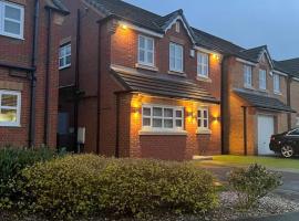Stunning Home in Astley, hotel with parking in Tyldesley
