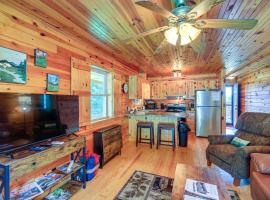 Blue Ridge Mountain Cabin with Views and Hot Tub, hotell med parkeringsplass i Sparta