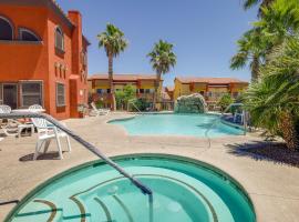 Mesquite Condo with Community Pool and Hot Tub!, жилье для отдыха в городе Мескит