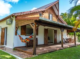 Villa au calme avec Jacuzzi, Villa Le Boursoie, Hotel in Les Abymes