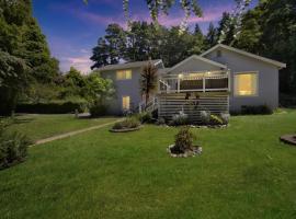 Charming Pet Friendly Coastal Getaway home, hotell i Fort Bragg